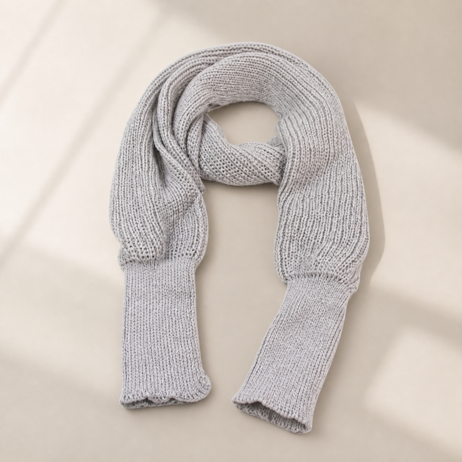 Écharpe-châle tricotée grise à extrémités façon manches — Grey knitted wrap scarf with sleeve-style ends