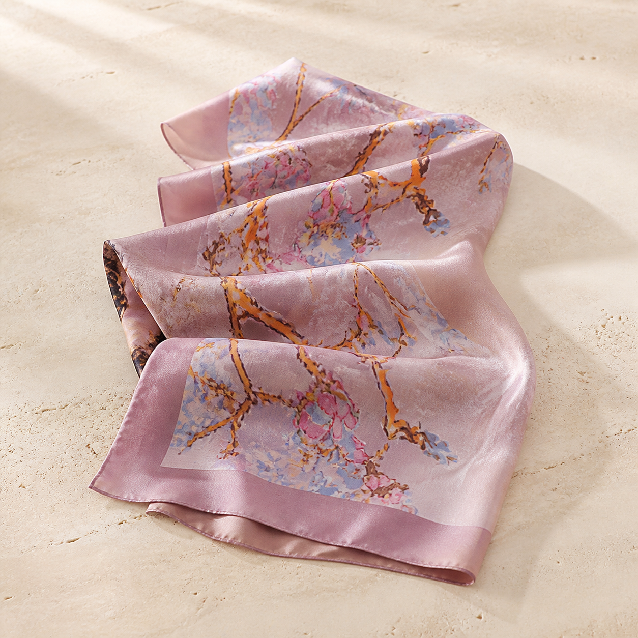 Étole légère violette à motif floral — Purple lightweight floral wrap