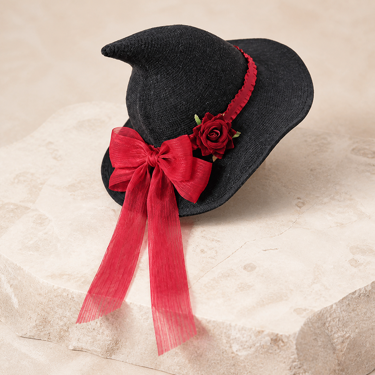 Chapeau de sorcière noir avec garniture rouge — Black witch hat with red trim