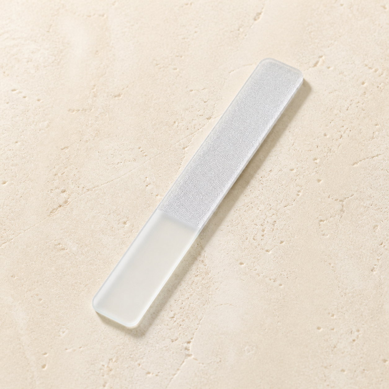 Lime-polissoir en verre, vue du dessus — Glass nail file and buffer, top view