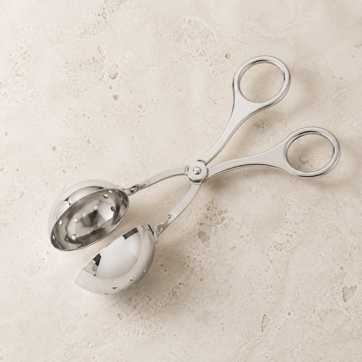 Cuillere a boulettes en acier, vue du dessus — Stainless-steel meatball scoop, top view