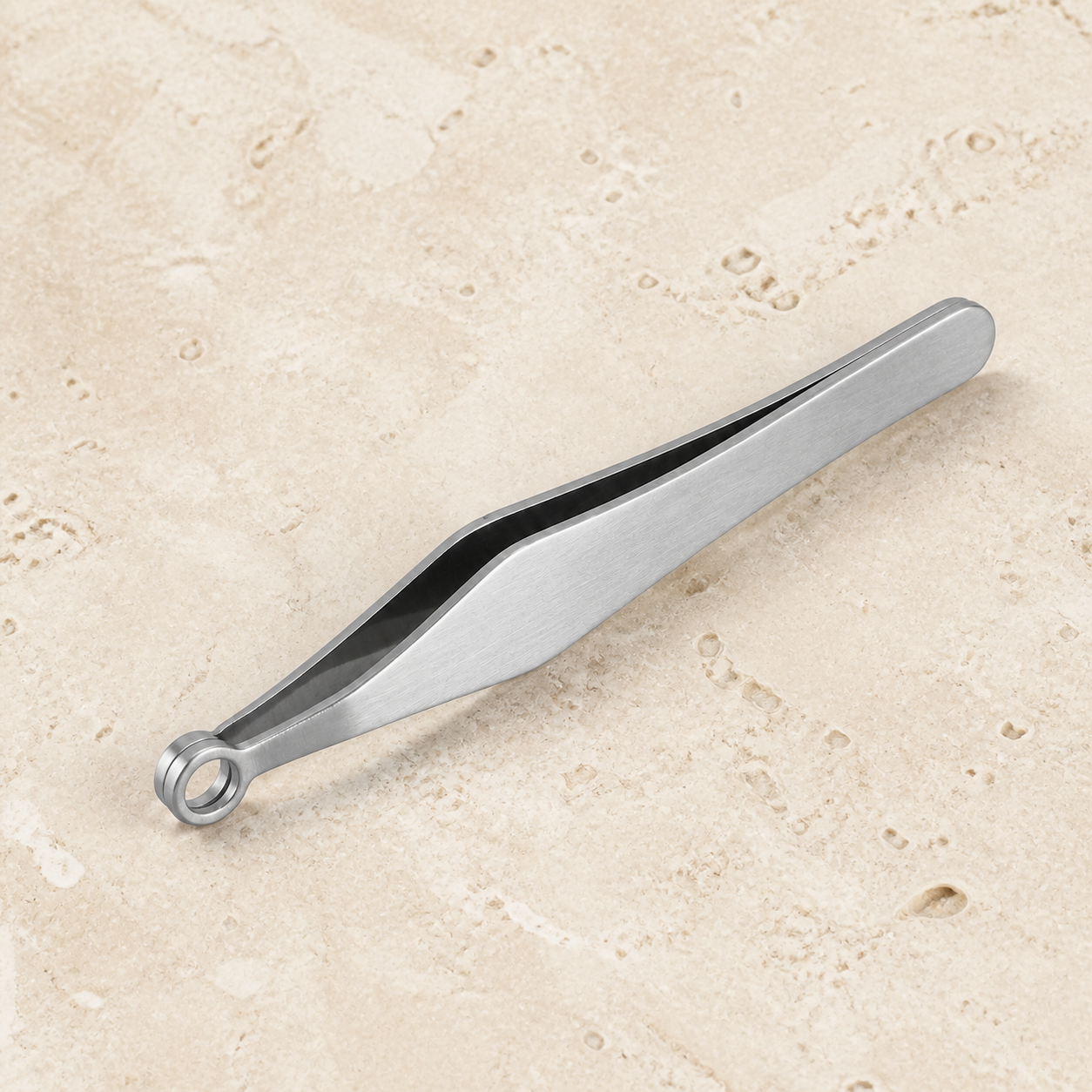 Pince-coupe manuelle pour poils du nez, vue du dessus — Manual rounded-tip nose-hair trimmer, top view