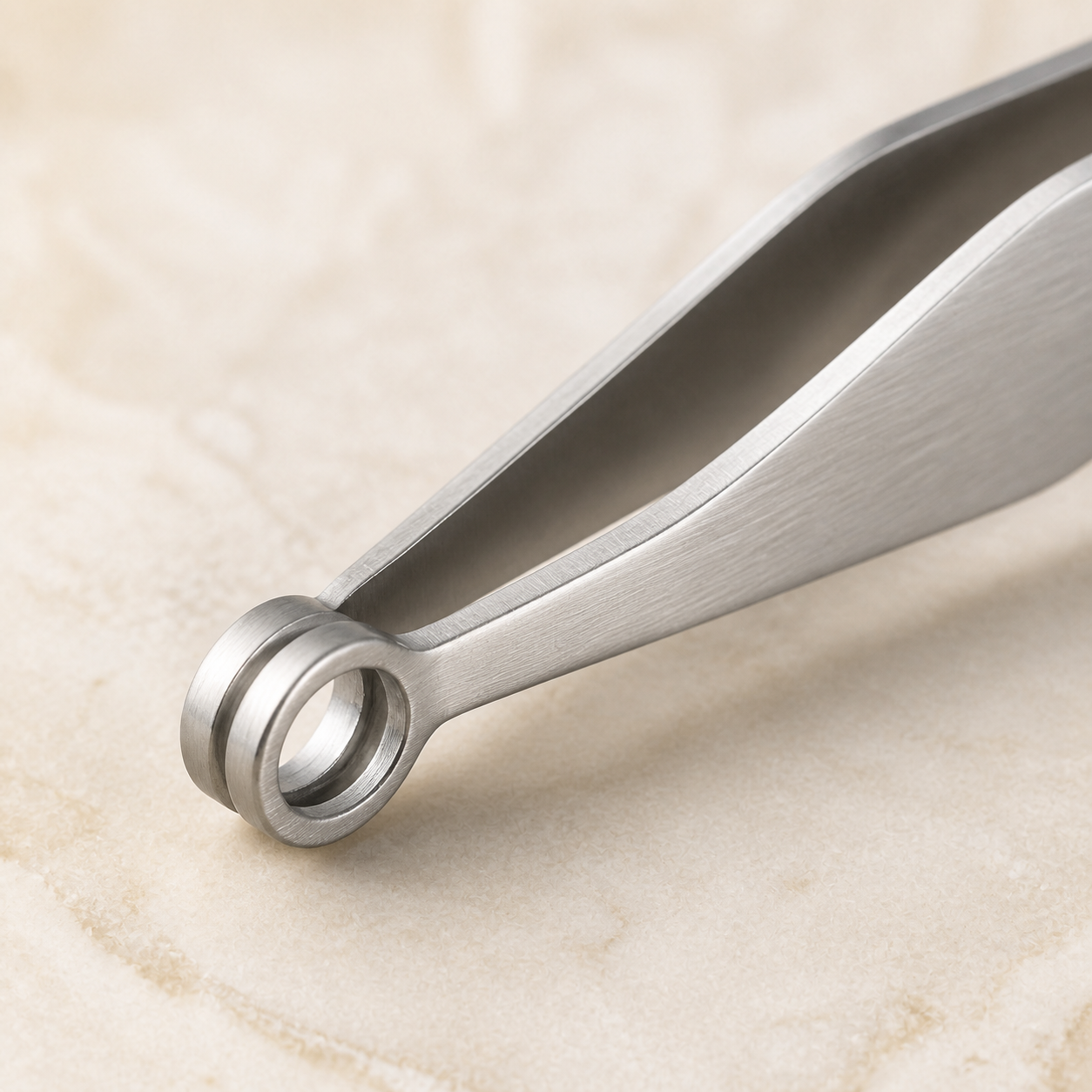 Pince-coupe manuelle, detail des machoires circulaires — Manual nose-hair trimmer, circular jaw detail