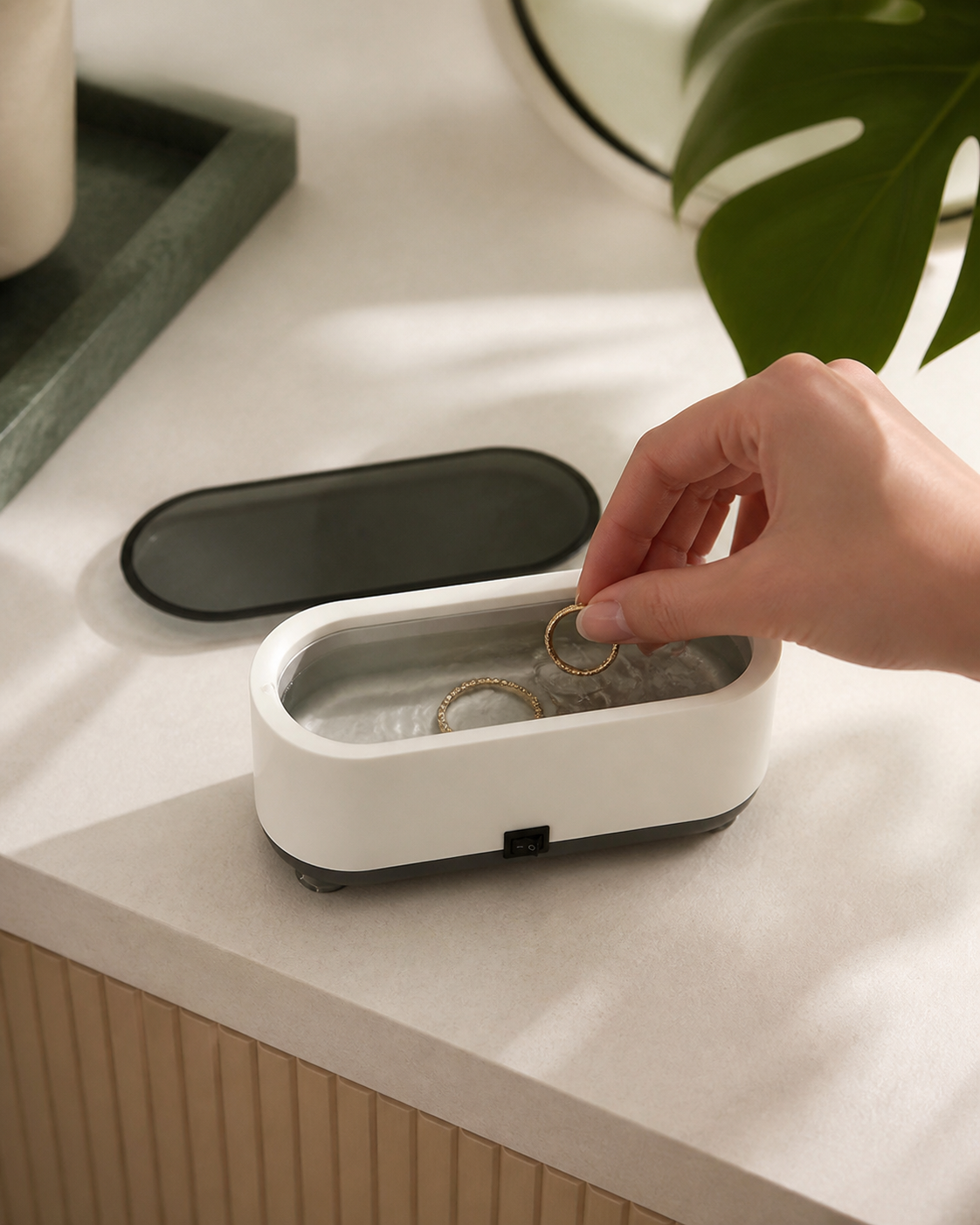 Nettoyeur à ultrasons compact dans une salle de bain élégante