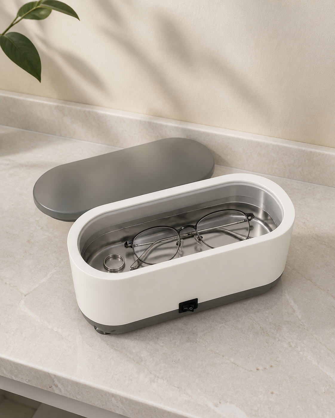 Petit objet placé dans le nettoyeur à ultrasons compact
