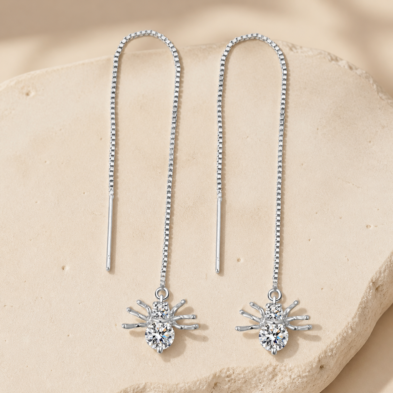 Boucles d’oreilles traversantes araignée en cristal – argenté