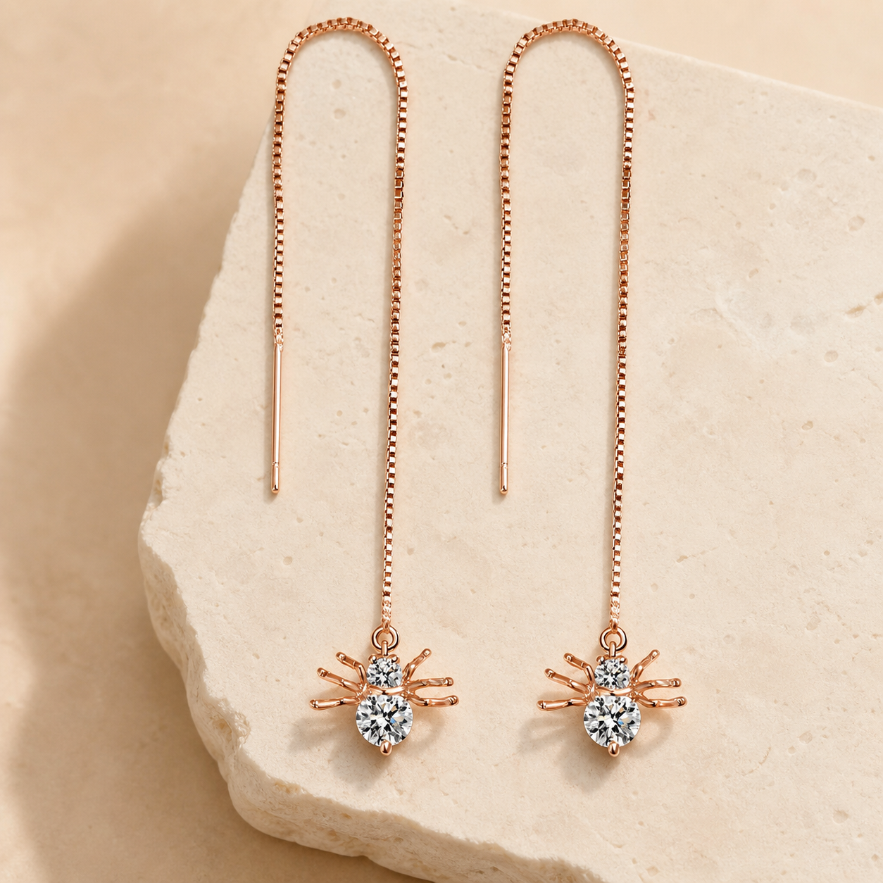Boucles d’oreilles traversantes araignée en cristal – or rose