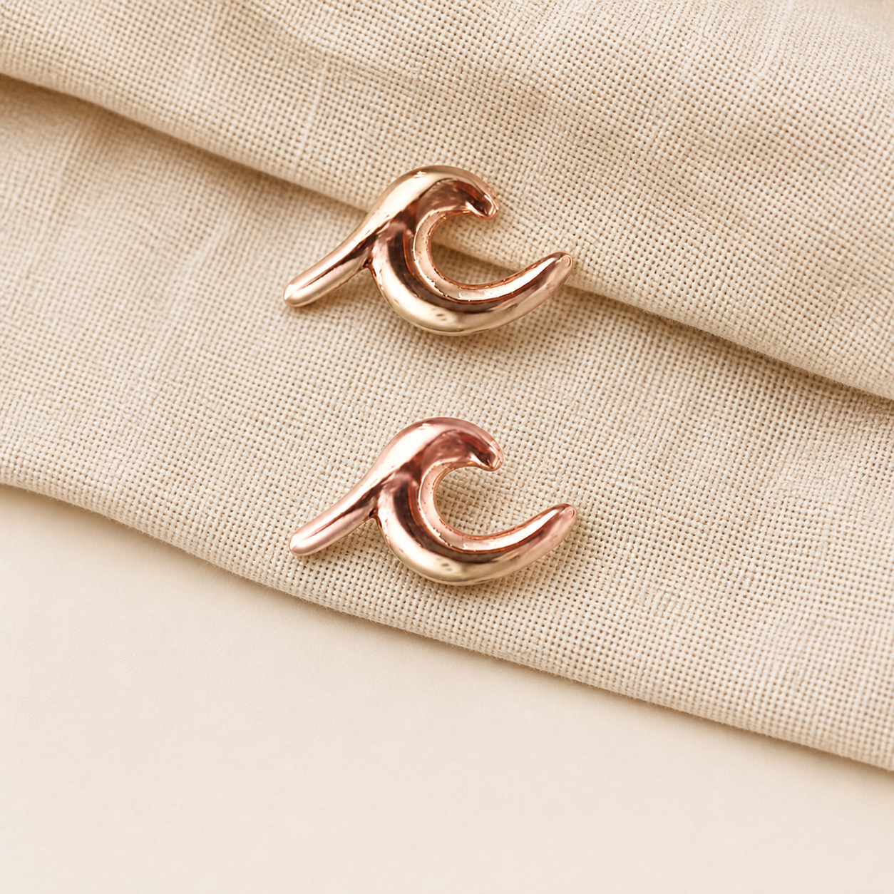Puces d’oreilles en forme de vague – or rose
