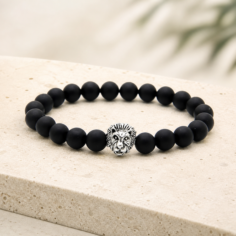 Bracelet perlé à breloque — Lion argenté — Noir mat