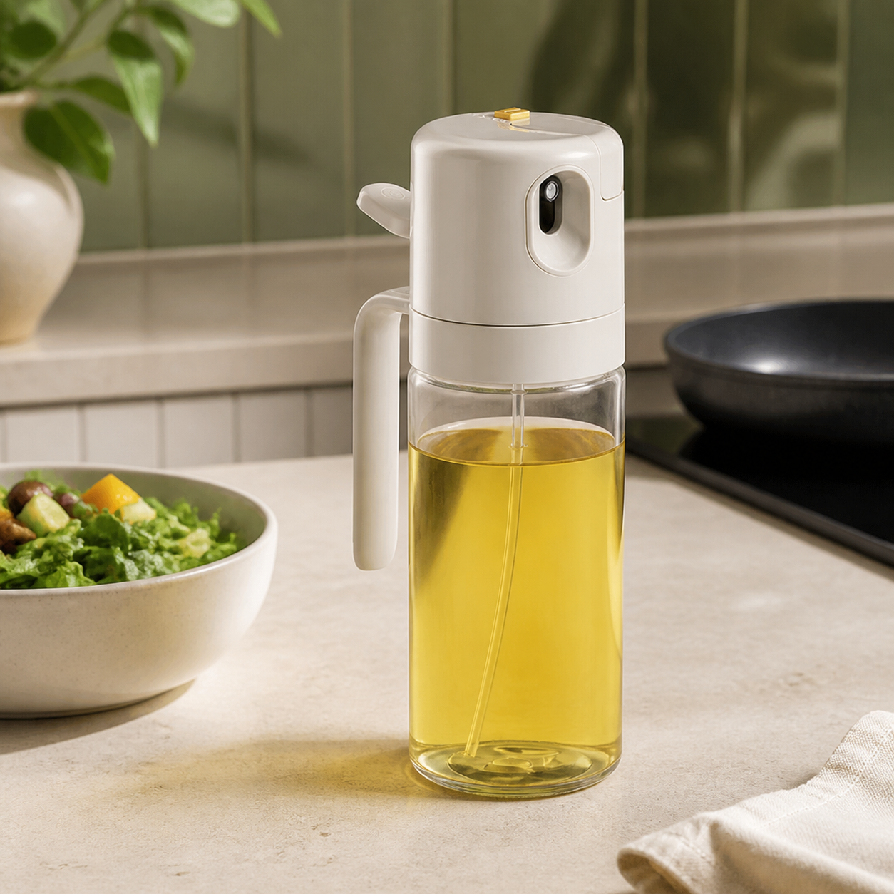 Vaporisateur d’huile Olvyra 550 ml dans une cuisine