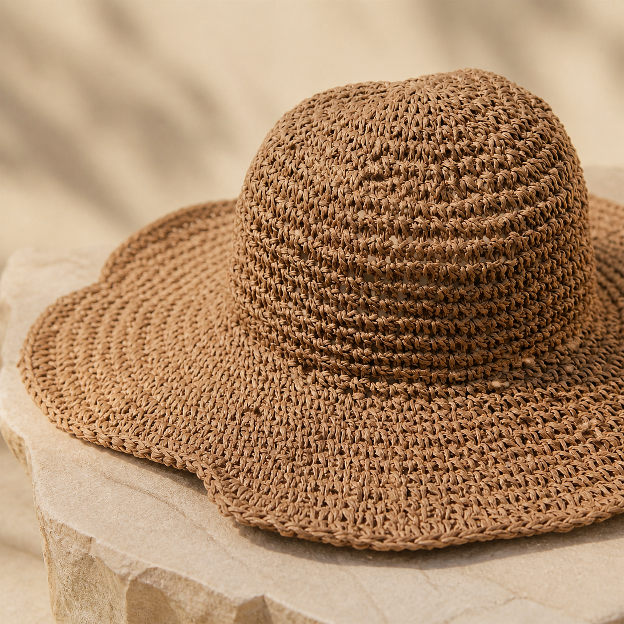 Détail du chapeau tressé camel — Camel woven hat detail